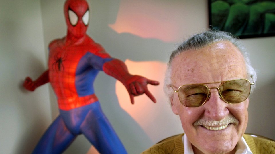 Stan Lee ve své kanceláři s postavou Spider-Mana
